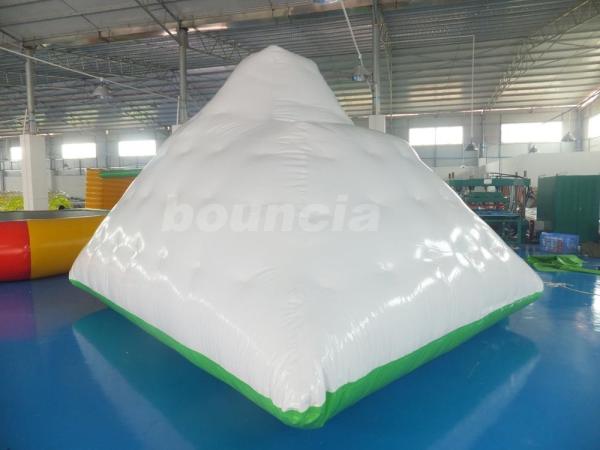 Um deslizamento do lado e três lados que escalam o iceberg inflável da água