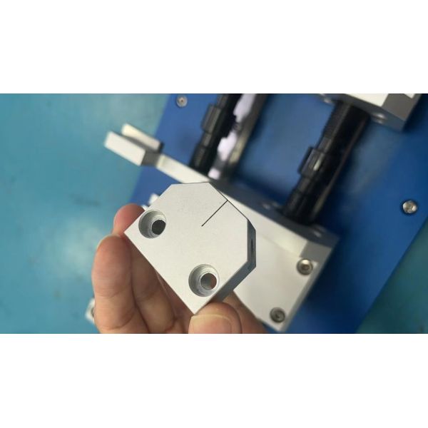 Équipement automatique de découpe à double encoche en V pour la découpe de plastique