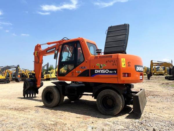 Excavatrice hydraulique à roues sur terrain utilisée Doosan DH150W 12Tonne