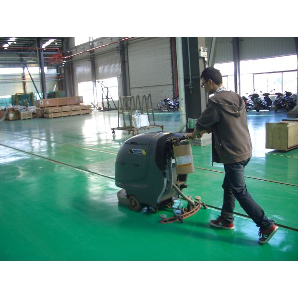 Продукт Вайк Дыкон пригодный к эксплуатации за скруббером пола, был использован к очищать трудный пол