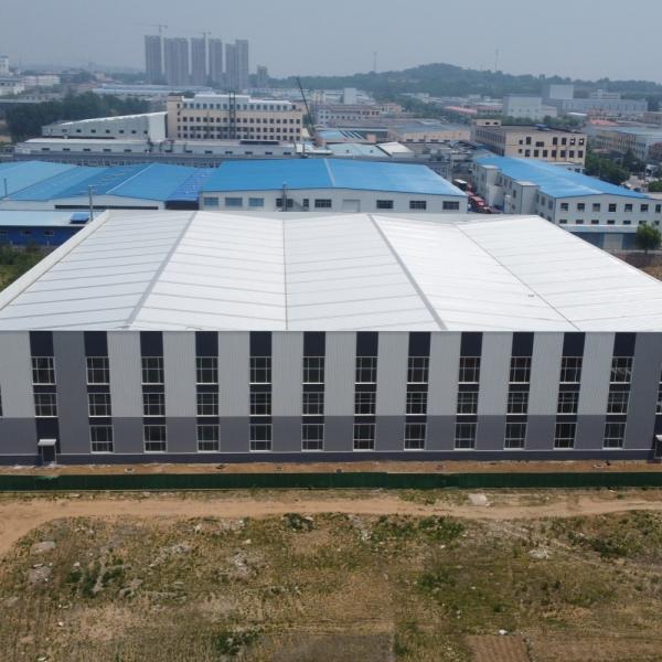 省エネは鉄骨構造の建物の競技場を組立て式に作った