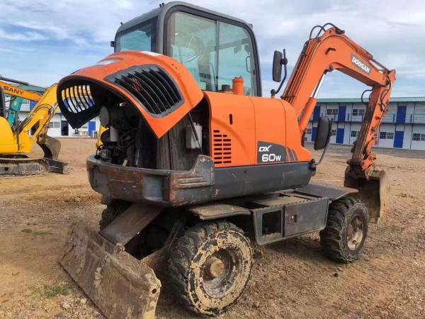 O grabber de madeira DX60-9C 6T usou a máquina escavadora de Doosan