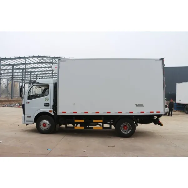DONGFENG 5 Tons Small Refrigerator Box Truck , Light Refrigerator Freezer Truck
