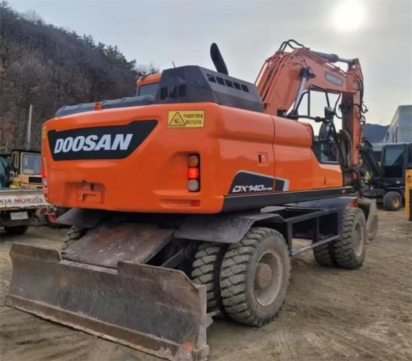 Excavadora de segunda mão de alta qualidade Refurbished Doosan DX140W Excavadora hidráulica de rodas