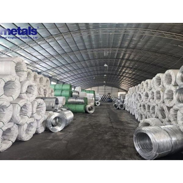 Горяче погруженная оцинкованная проволока 3,00 мм цинковое покрытие 260г 700кг заводская цена Сделать забор