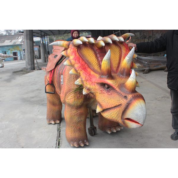 Взаимодействующие робототехнические идя езды динозавра трицератопса для спортивной площадки