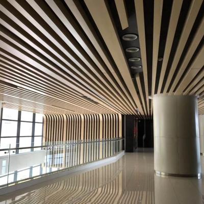 Finition en chêne Baffle Aluminium Perforé Métal Acoustique Panneaux de plafond Paroi sur mesure