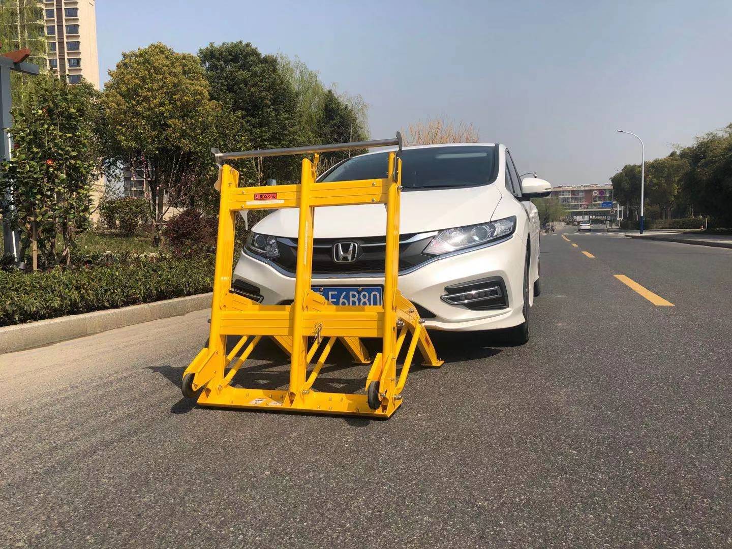 25kg Lightweight Portable Vehicle Barricades with Foldable Design and High-Visibility Yellow for Road Construction Safety