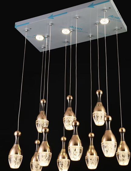 Candelabro de entrada personalizable en forma de bola de bolos de post Modern candelabro de cristal de aluminio pequeño colgante de luz Decoraciones para las luces de la escalera de la casa