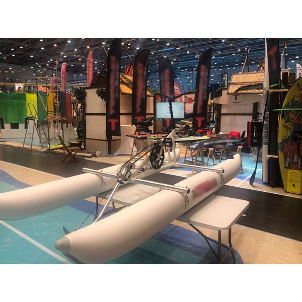 Спортивное оборудование на открытом воздухе Водный трехколесный велосипед Надувный велосипед для курортного отеля