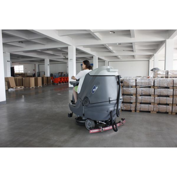 Профессиональная езда на машине чистки пола сушильщика скруббера пола для репертуара
