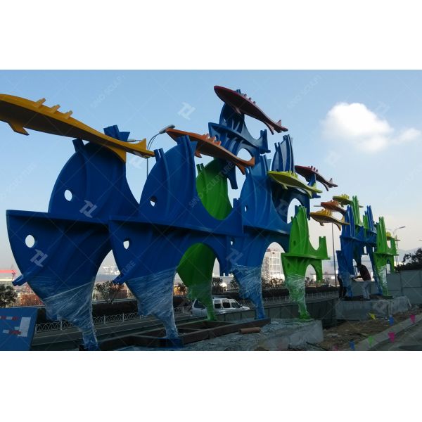 Большая рыбная скульптура из нержавеющей стали с голубой окрашенной поверхностью для наружного украшения