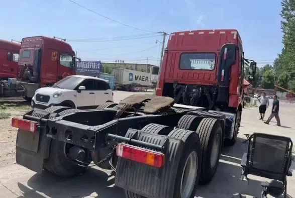 Подержанный трейлер с коробкой для лошадей 2021 год Красный цвет 6×4 Режим привода Вайчай Двигатель 460хп использовал тележку трактора ФАВ