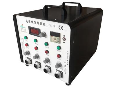 2 armas de solda prendem o equipamento de processamento