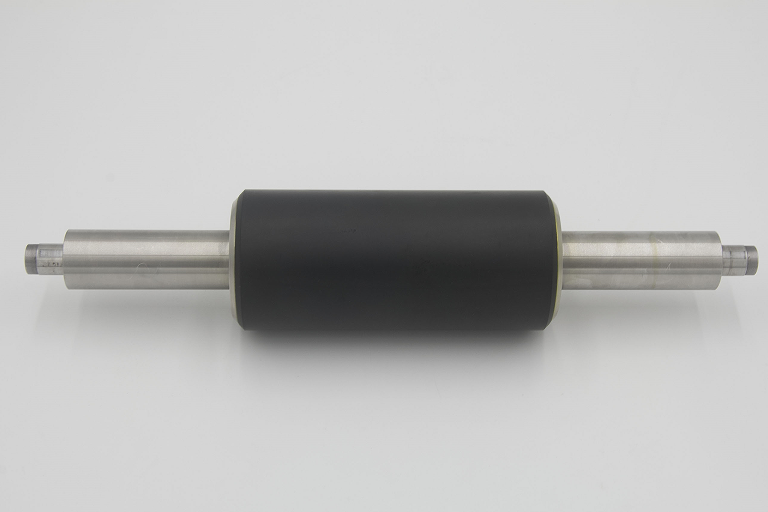 Rouleaux recouverts de caoutchouc à tolérance de précision pour la découpe et le pliage de plaquettes en plastique