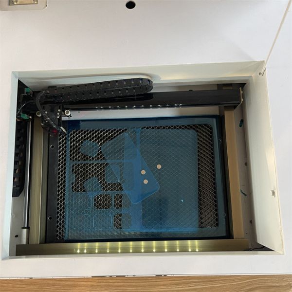 Machine de découpe laser avec écran protecteur supporté pour environnement de travail intérieur de 40 kg de poids et format PLT