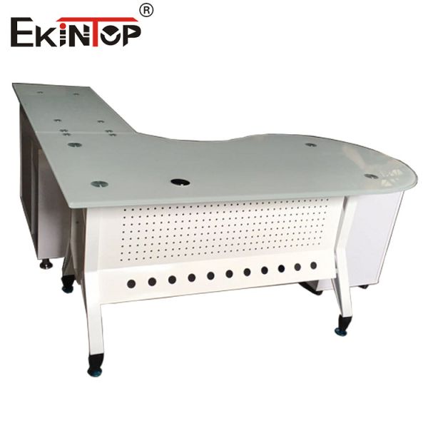 Элегантный и стильный офисный стол, демонстрирующий качество и роскошь стекла