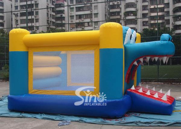 O leão-de-chácara inflável do crocodilo grande interno da boca das crianças com o EN14960 certificado vem com o ventilador do CE de sino Inflatables