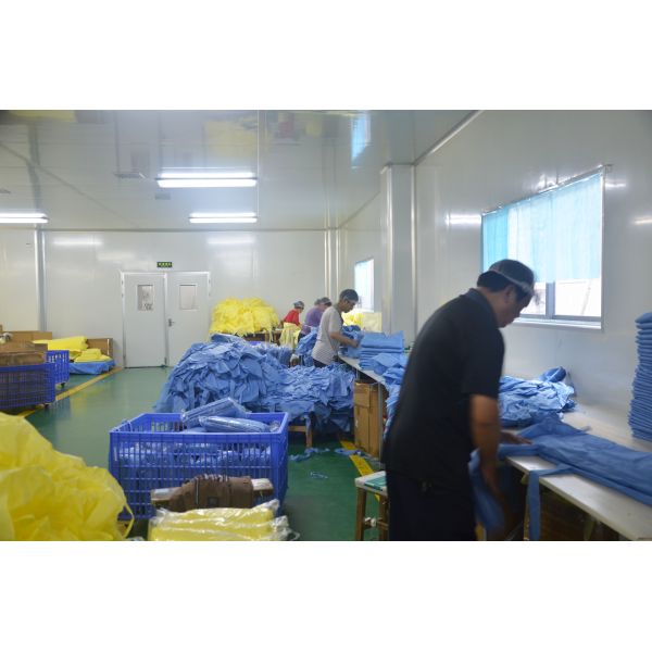 Blue Plastic FDA Disposable Reinforced Surgical Gown with Elastic Cuff