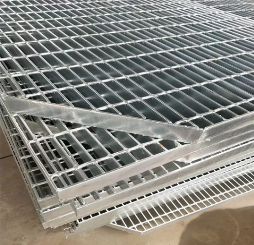 Industrial Hot Dip Galvanized Steel Grating Stair Treads with Non-Slip Nosing and Customizable Sizes