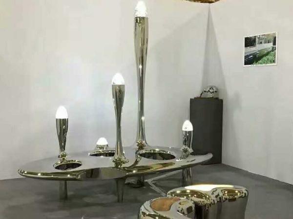 Stainless steel sculpture with mirror finish