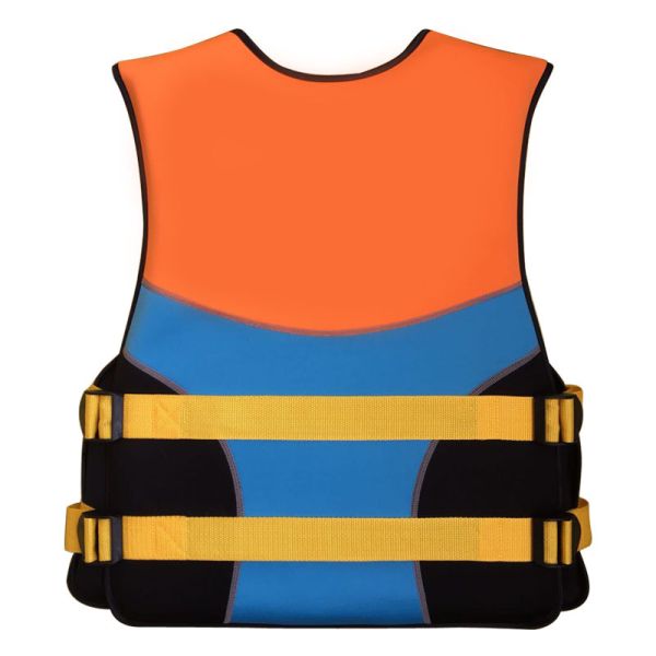 Взрослые дети сплавляются на каяке каноэ полоща спасательный жилет PFD