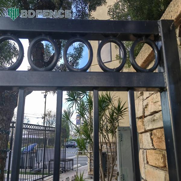 Minimalist Design Tubular Steel Fence Contemporary