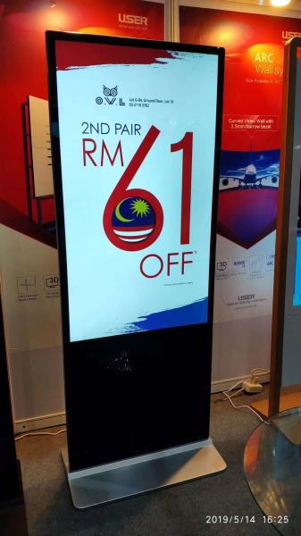 Indoor 70W 65 Inch 400cd/m2 Floor Stand Digital Signage