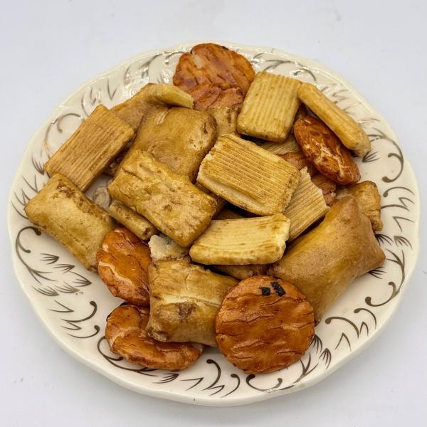Galletas de arroz mixtas doradas | Aperitivo crujiente al estilo japonés