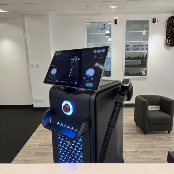 La máquina de depilación permanente con láser de eliminación de vello de eliminación de hielo de platino de alexandrita de diodo láser 755 808 1064