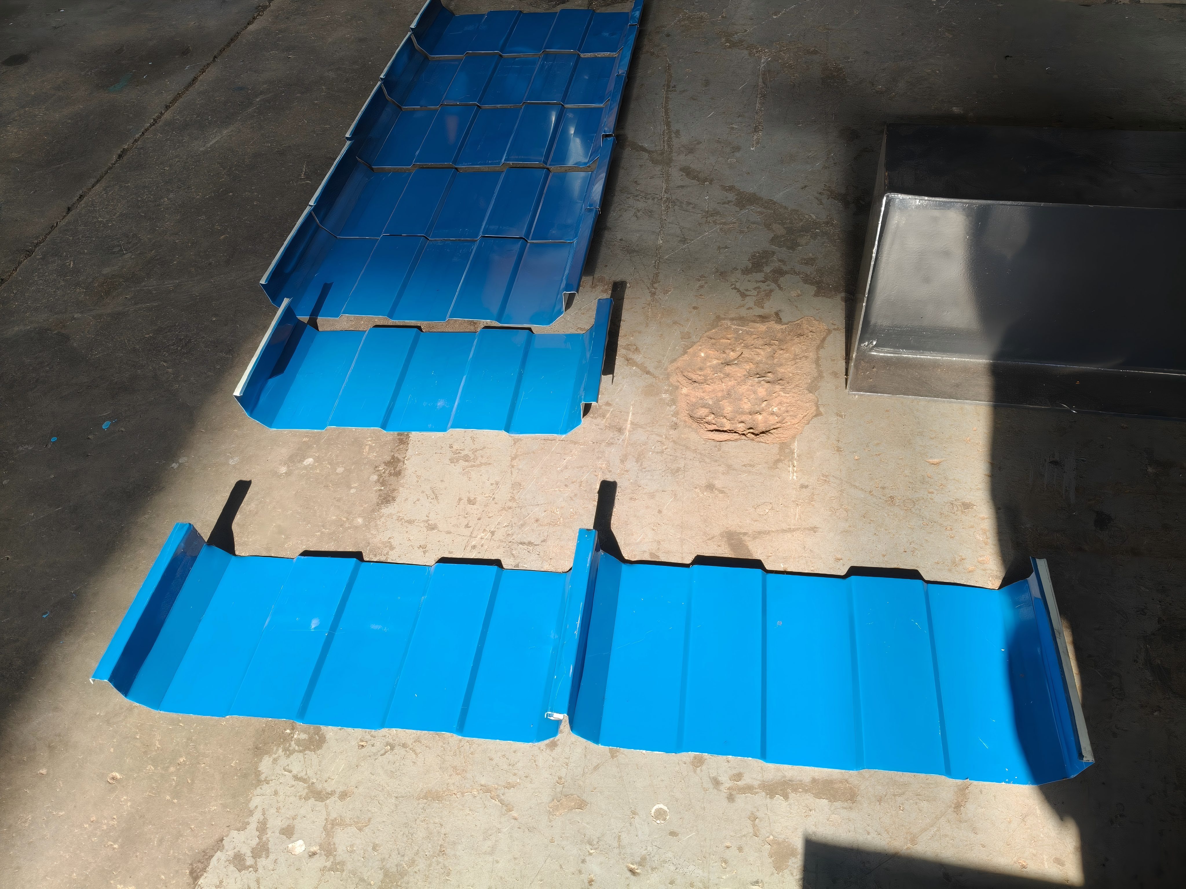 Newest Design GI Colored Steel Electric Driven Portable KR18 Standing Seam Roll Forming Machine In Stock For Sale