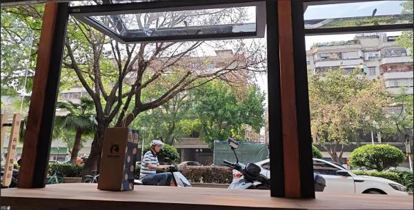 Light Art Studio Folding Window Replicating Classical Atelier Natural Lighting Conditions