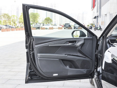 Aluminium Alloy Roof Rack and Fabric Seats 2024 Toyota Camry Ride-On Car for Passenger