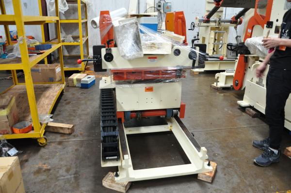 Straightener servo do alimentador da bobina do Nc 7000kg 0.49Mpa 2.2kw