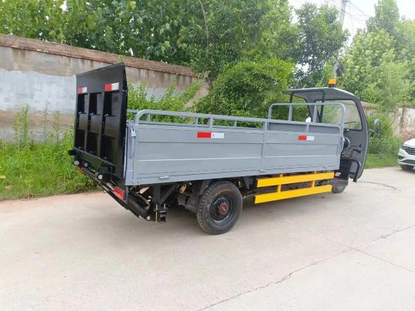 Pure Electric Sanitation Tricycle 800kg Payload Six Barrel Tailboard Tricycle