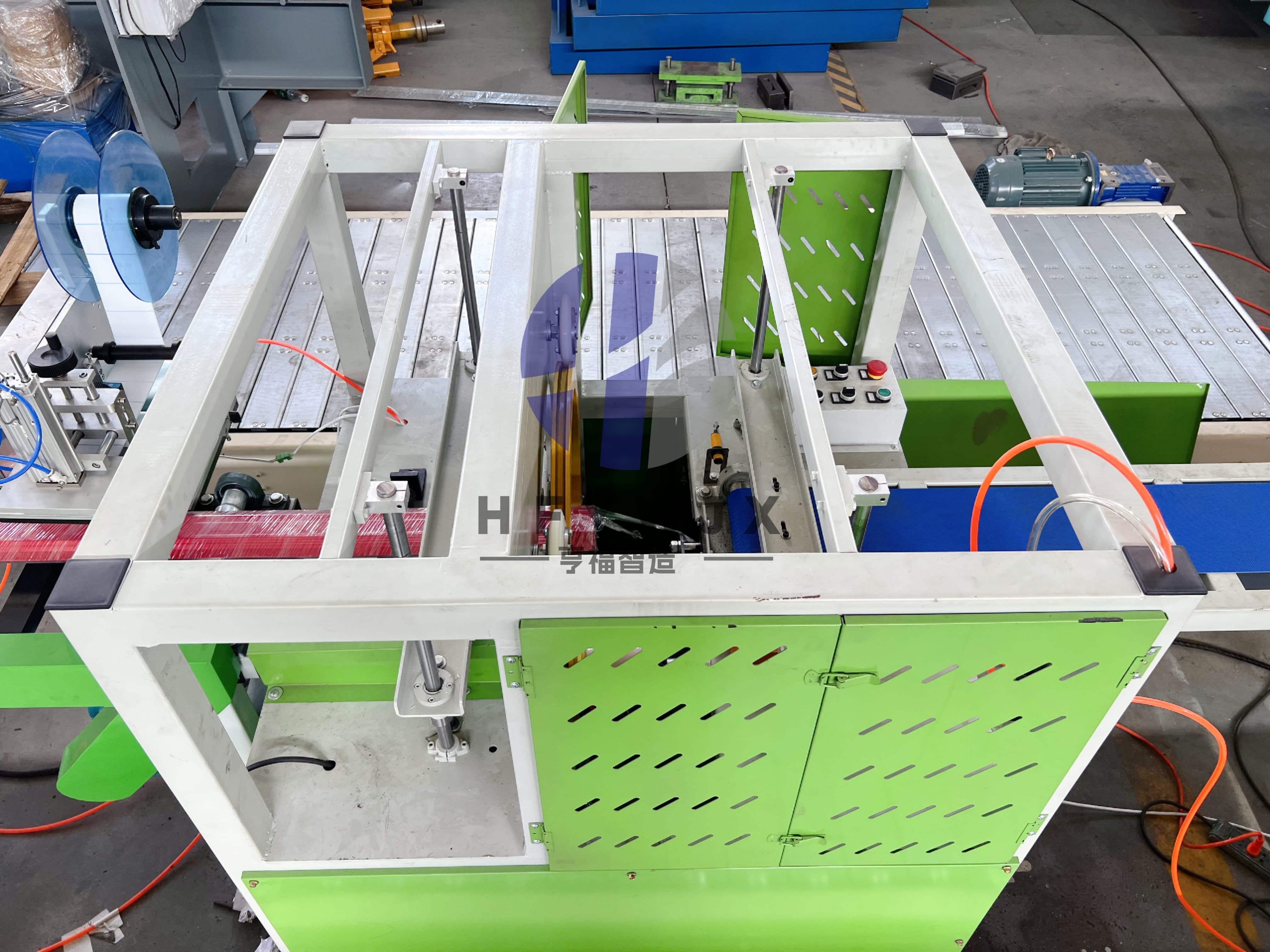 High Performance Fence Roll Forming Machine with Non-stop Flying Shear Cutting, 16 Rows Rollers, and Automatic Stacking