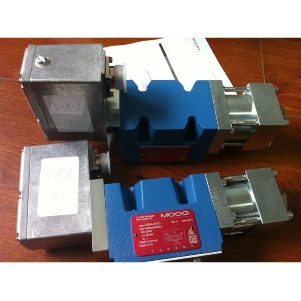Moog Servo Valve with 400 bar Maximum Pressure and 0.2-cp Reverse Rotation in Cast Iron or Aluminum Material