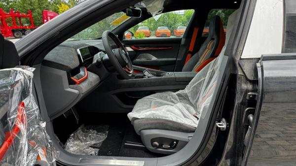 Corpo fechado Tipo 001 Você versão 100kwh Carro pequeno elétrico com cor externa preta