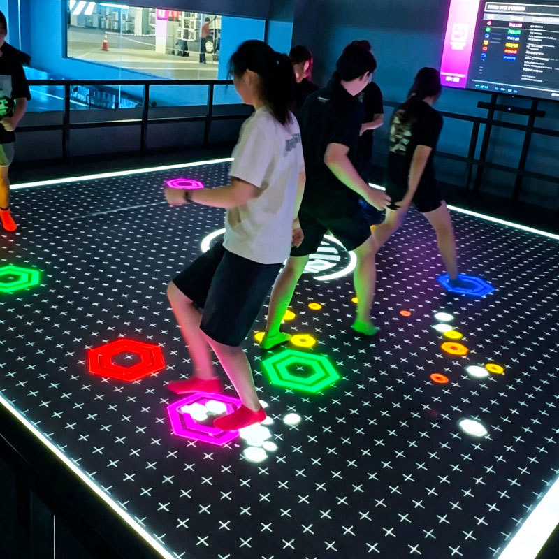 Aurora Motion with Dynamic Visual Effects, 6m*6m/7m*7m Large Screen, and 8 Popular Games for VR Parks