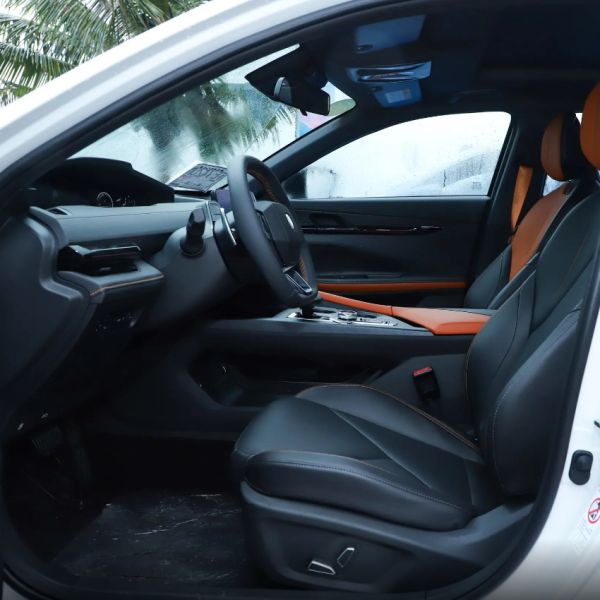 Компакт автомобиля седана бензина варианта ChangAn Uni-V 1.5T 2022 умный пилотный