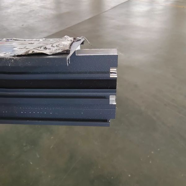 Las hachas del CNC 5 terminan las fresadoras para el perfil del parteluz de la ventana de aluminio