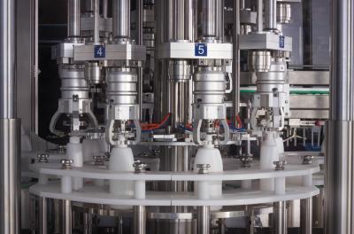 Garrafas do máximo 2500/horas das multi cabeças que enchem a máquina tampando