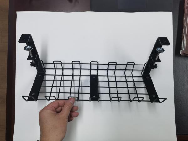 Simplifique a sua estação de trabalho com um suporte de bandeja de cabo de metal sob a mesa e amarras de cabo
