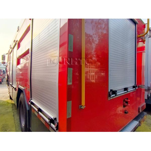 HOWO 4*4 Пожарный грузовик HOWO 5000L Водяная пенная цистерна Пожарный грузовик Мини пожарный грузовик