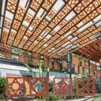 Os tijolos tornados ôcos decorativos clássicos da parede do jardim perfuraram