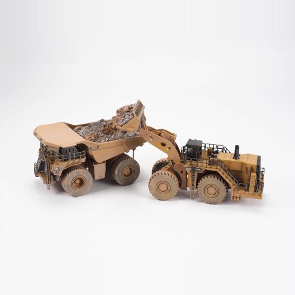 Diecast Masters 1/125 Scale Wheel Loader & Mining Dump Truck Muddy Scene Model Set 85762