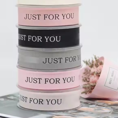 Изготовление самодельной высокой световой 6 мм полиэстерной ленты для упаковки подарков с логотипом JUST FOR YOU