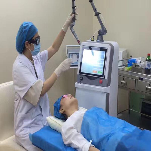 Одобренное УПРАВЛЕНИЕ ПО САНИТАРНОМУ НАДЗОРУ ЗА КАЧЕСТВОМ ПИЩЕВЫХ ПРОДУКТОВ И МЕДИКАМЕНТОВ!  Высококачественная кожа Resurfacing оборудование лазера частичного СО2 удаления шрама угорь медицинское