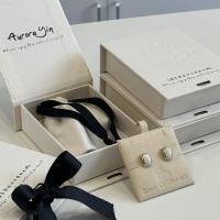 Boîte à bijoux de luxe en forme de livre avec couvercle magnétique et ruban de soie, emballage cadeau de qualité supérieure pour colliers et bracelets