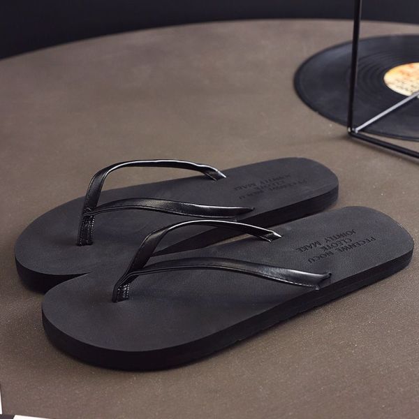 Des sandales à la mode pour hommes avec un logo en relief en PU